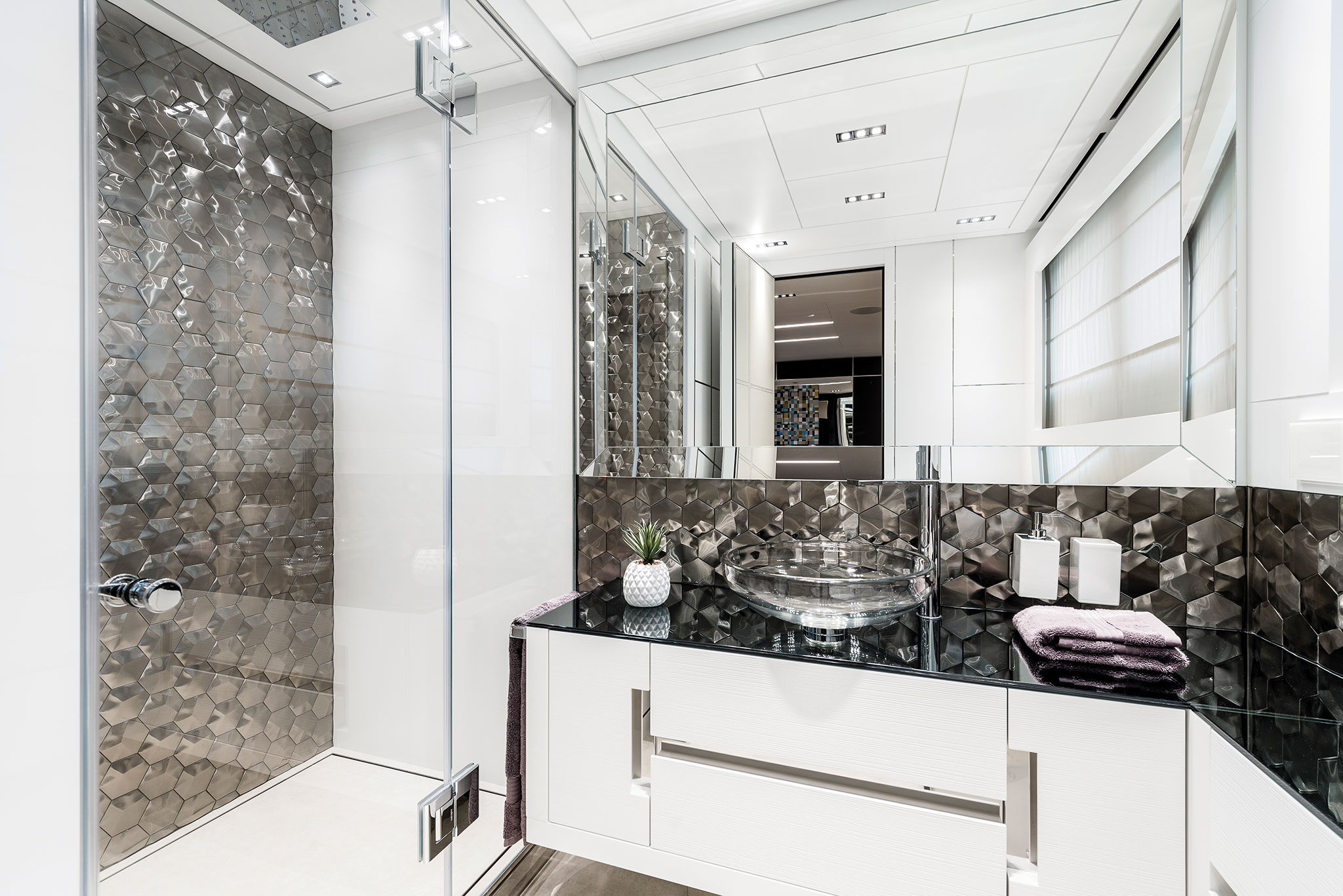 Pershing-140_chorusline_vip_cabin_toilet-yachts-france-172